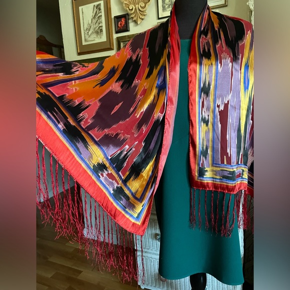 Geometric pattern silk scarf - Picture 5 of 9